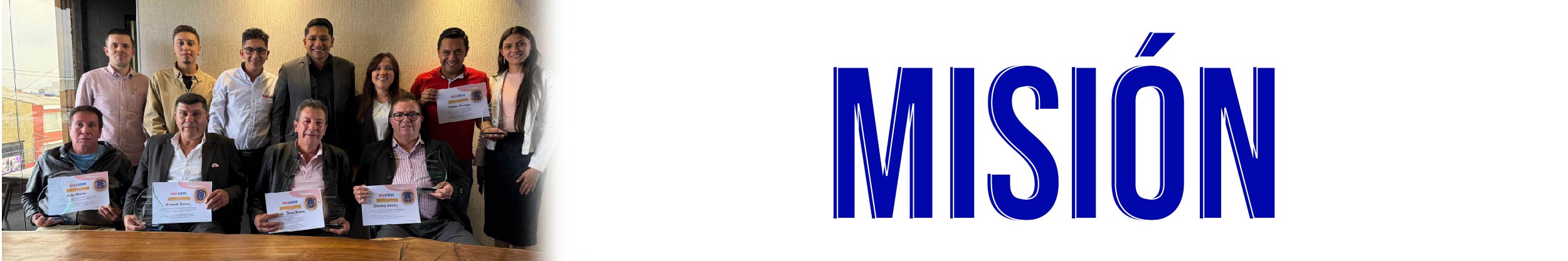 Grupo de personas posando con certificados en un evento, con un enfoque en la palabra 'MISIÓN' en un lado.